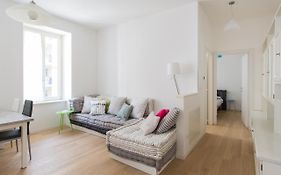 Guesthost - Belvedere White Flat